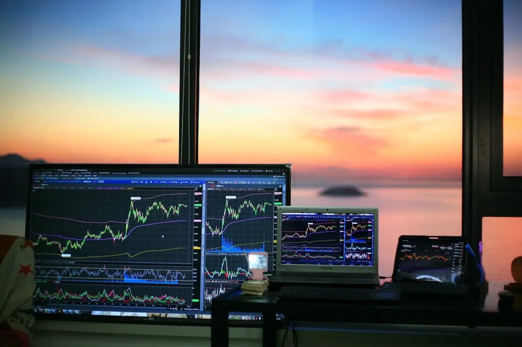 Tela com gráficos de trading de ações
