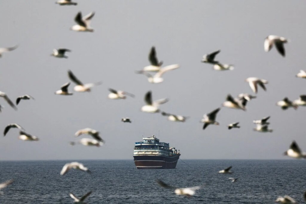 Navio no Estreito de Ormuz