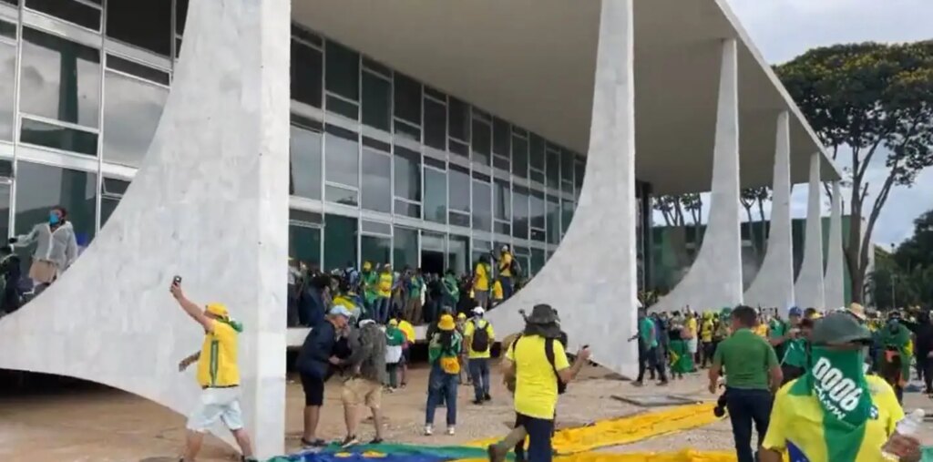 Foto do ato de invasão do STF em 8 de janeiro