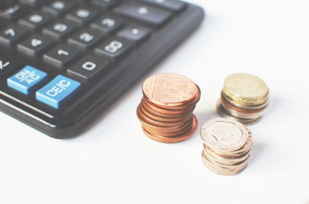 Calculadora com notas de dinheiro para cálculos financeiros