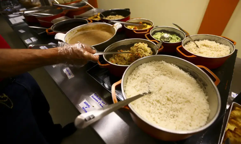 Restaurante com alimentos - setor de alimentação