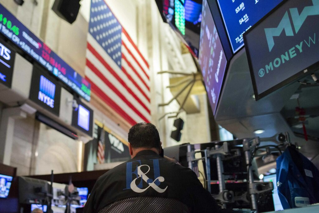 Painel de cotações na bolsa de valores de Wall Street