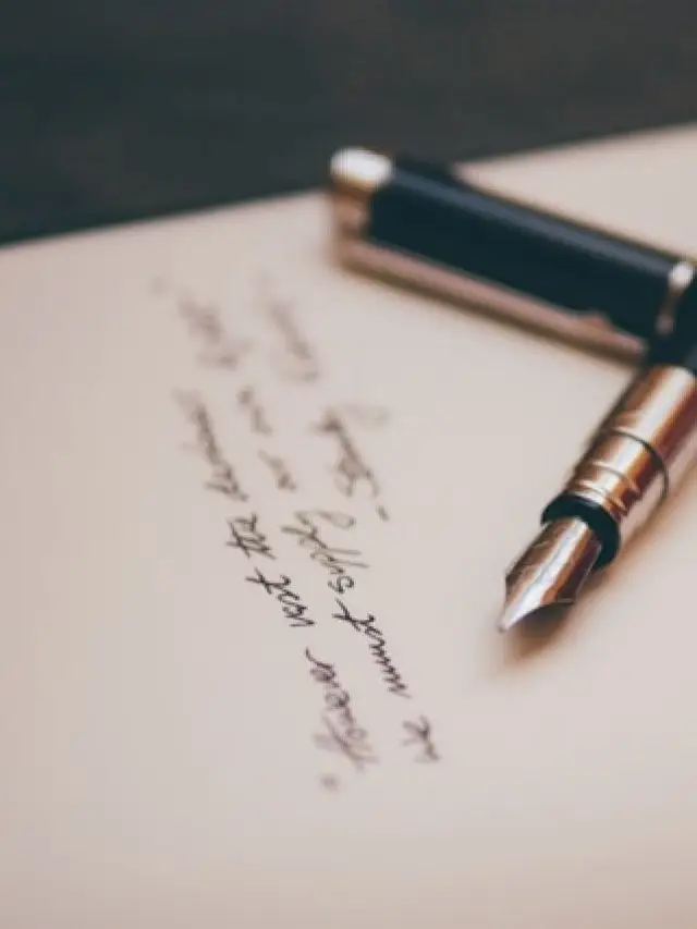 Pessoa escrevendo com caneta em caderno - planejamento
