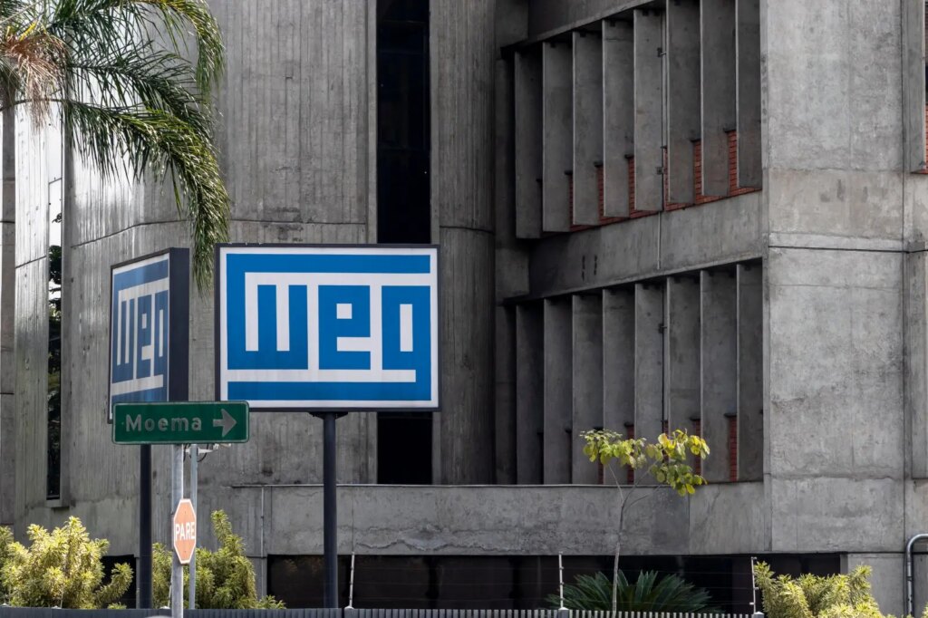 Logotipo WEG em instalação industrial